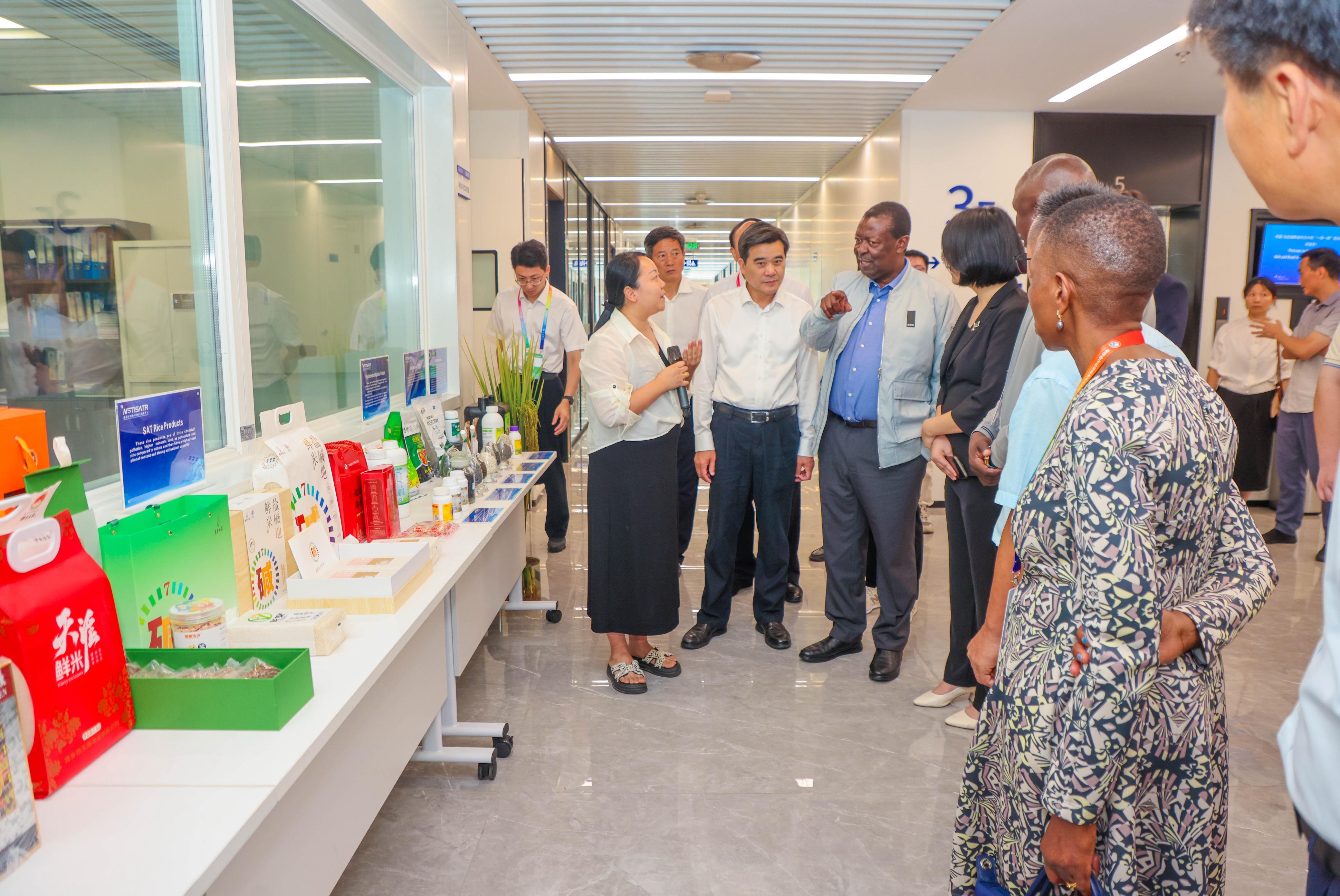 PCS Mudavadi at the Hunan Hybrid Rice Research Center at the Hunan Academy of Agricultural Sciences (HUNAAS) in Mapoling, Changsha. 