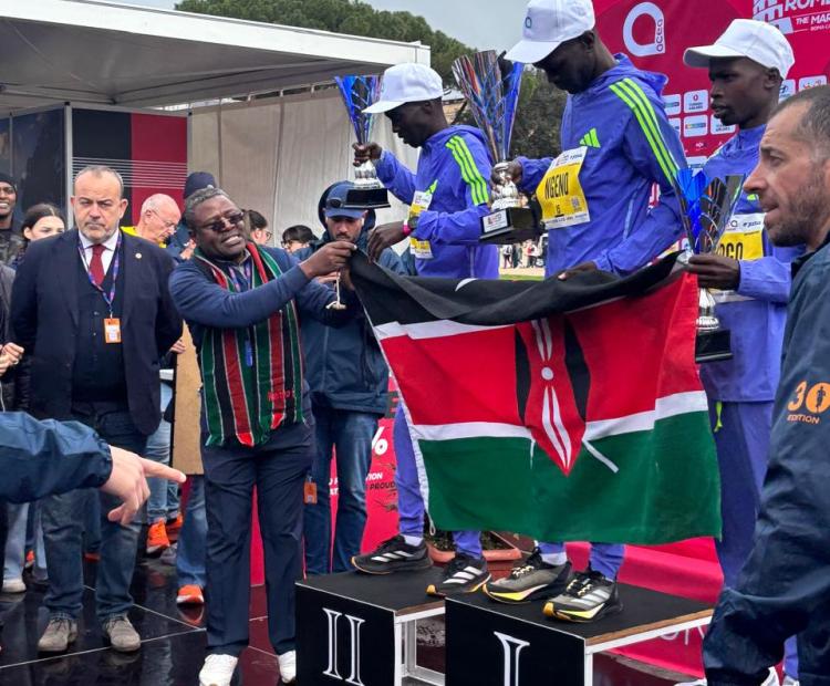 Ambassador Matwang’a with finalists at the 30th edition of the Rome Marathon
